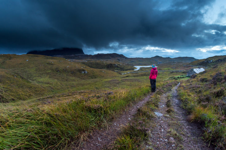 Frau auf Wanderweg in Schottland