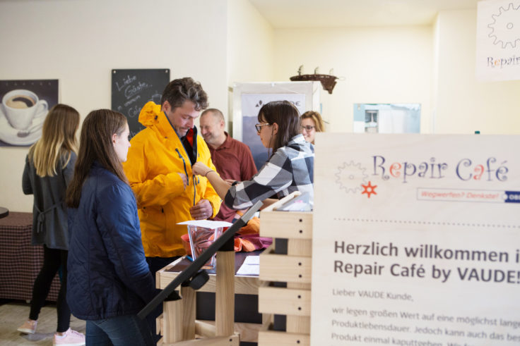 People at the VAUDE Repair Café in Obereisenbach