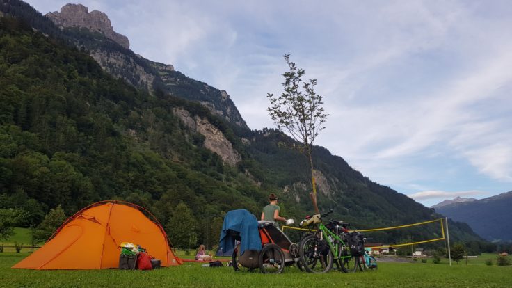 Fahrräder und Zelt in den Bergen.