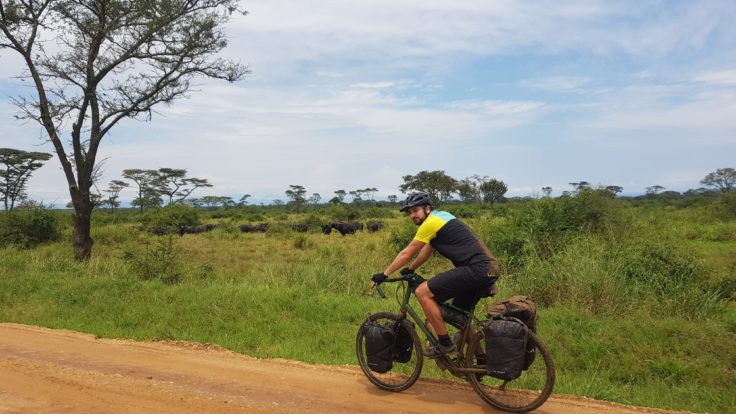 Radfahrer mit Radtaschen in Afrika