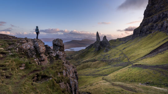 Wanderer in schottischer Landschaft