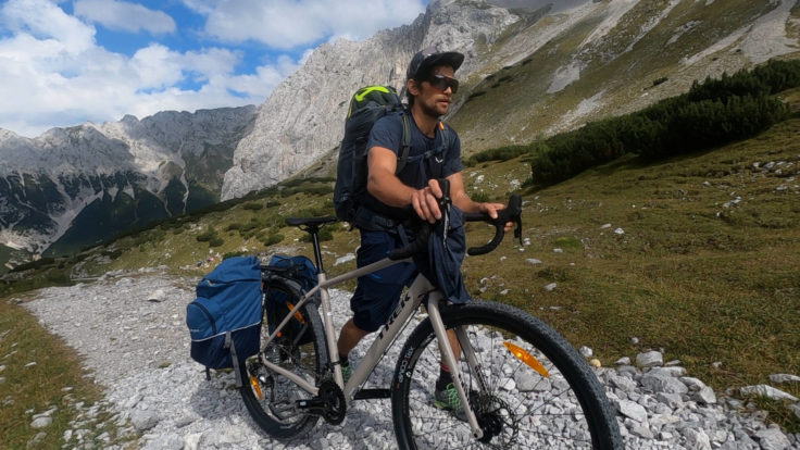 Kletterer mit Fahrrad in den Bergen