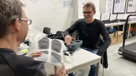 Besprechung der 3D-Druck Polster an verschiedenen Rucksäcken