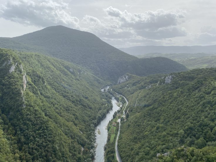 Bewaldete Hügel und Flussin Bosnien-Herzegowina