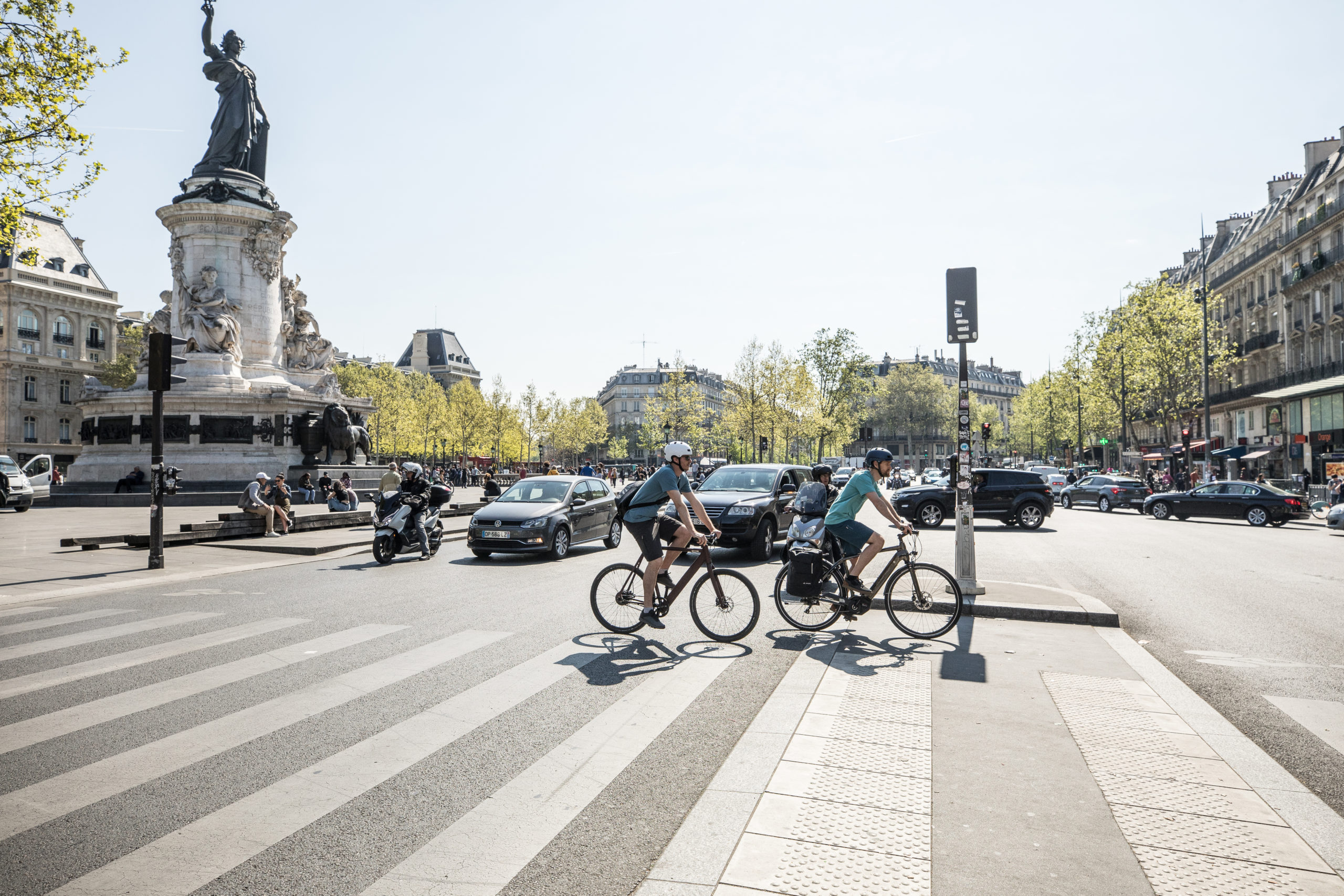 Zwei Fahrradfahrende im Alltag von Paris