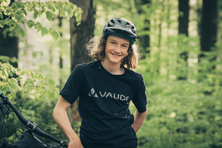 young mountainbiker with VAUDE shirt