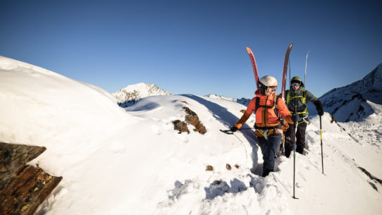 Zwei Skitourengeher bei Sonnenschein in den Bergen