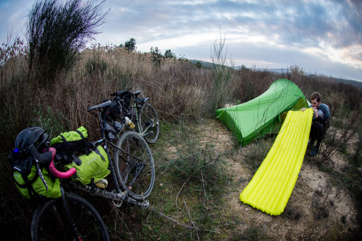 Zelt aufbauen, Isomatte aufblasen: fertig für die Zeltübernachtung auf Tour mit Gravelbikes