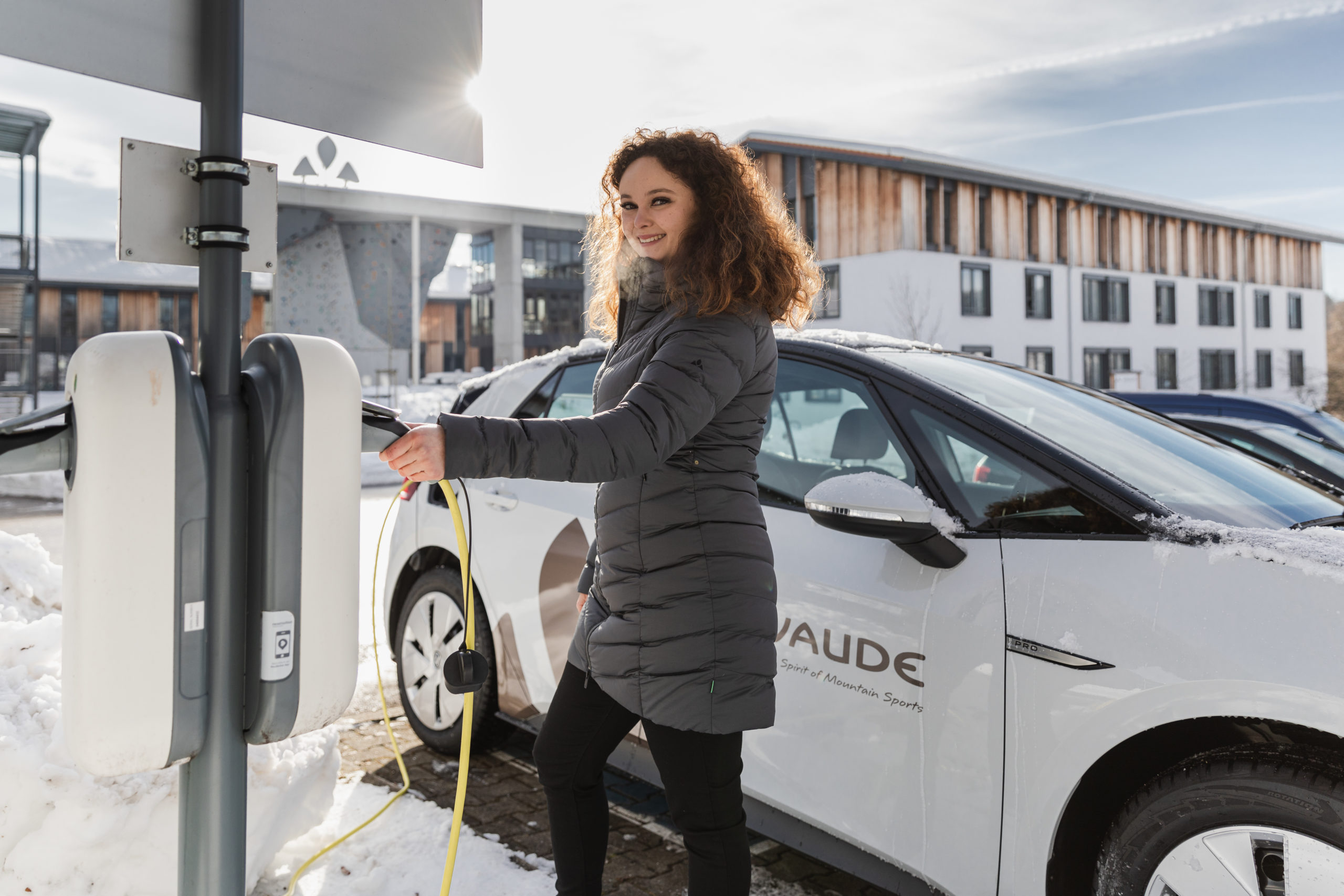 VAUDE employee at charging station for e-cars