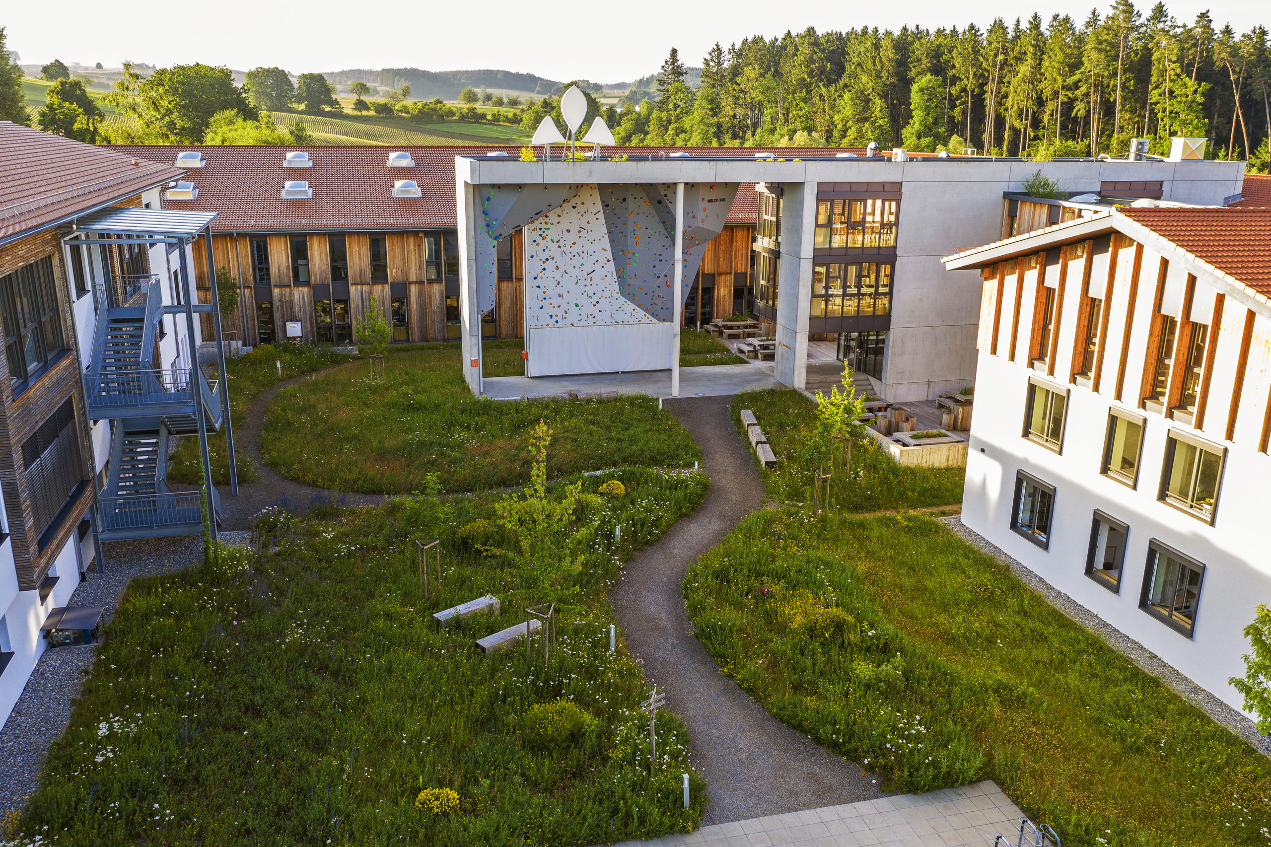 VAUDE Campus mit Kletterwand und begrüntem Innenhof in Tettnang Obereisenbach