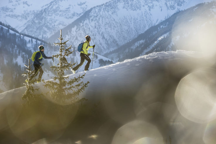 Zwei Skitourengänger im Aufstieg im Tannheimer Tal