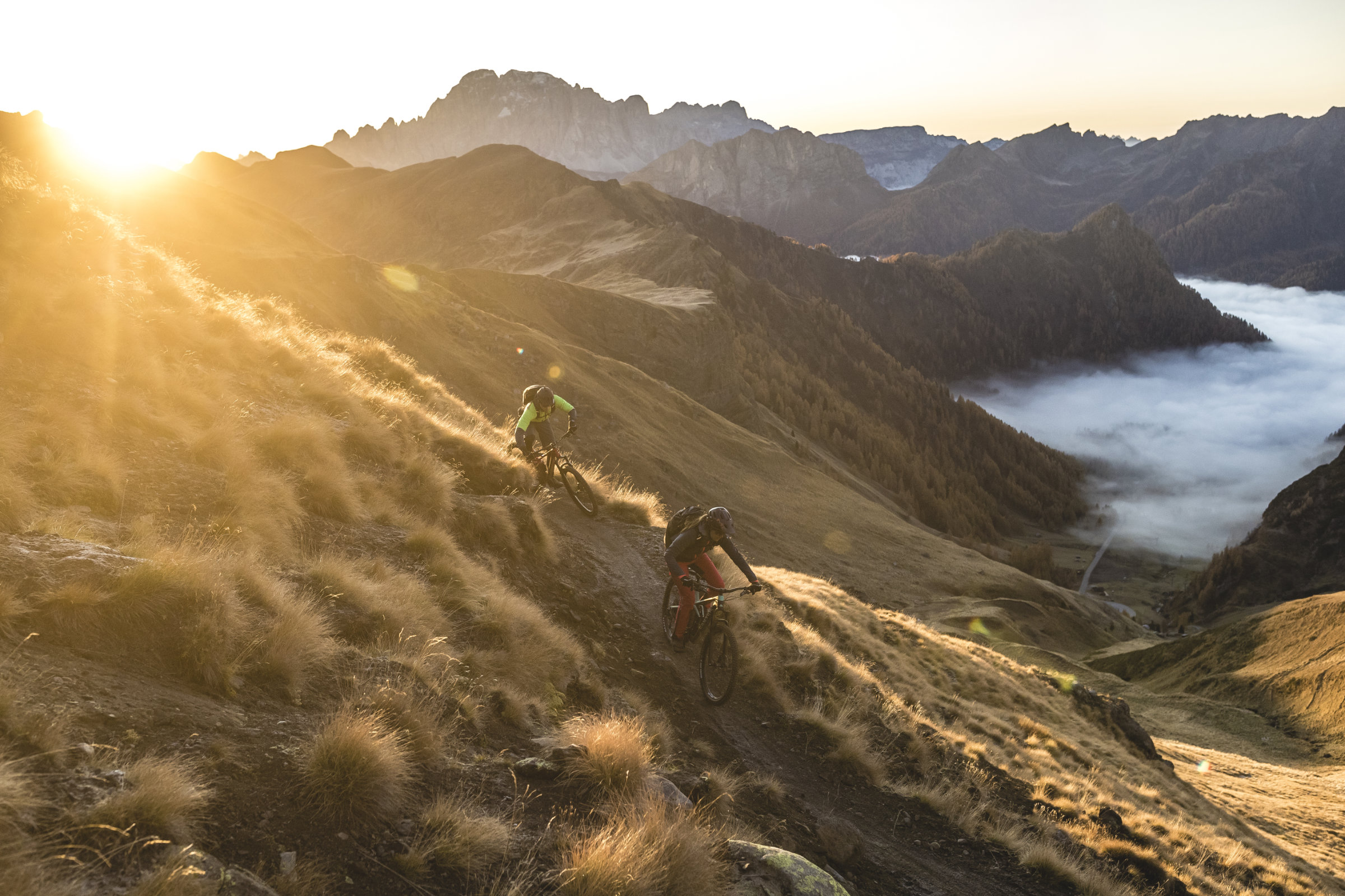 Nachhaltig Mountainbiken bei Sonnenaufgang in den Bergen