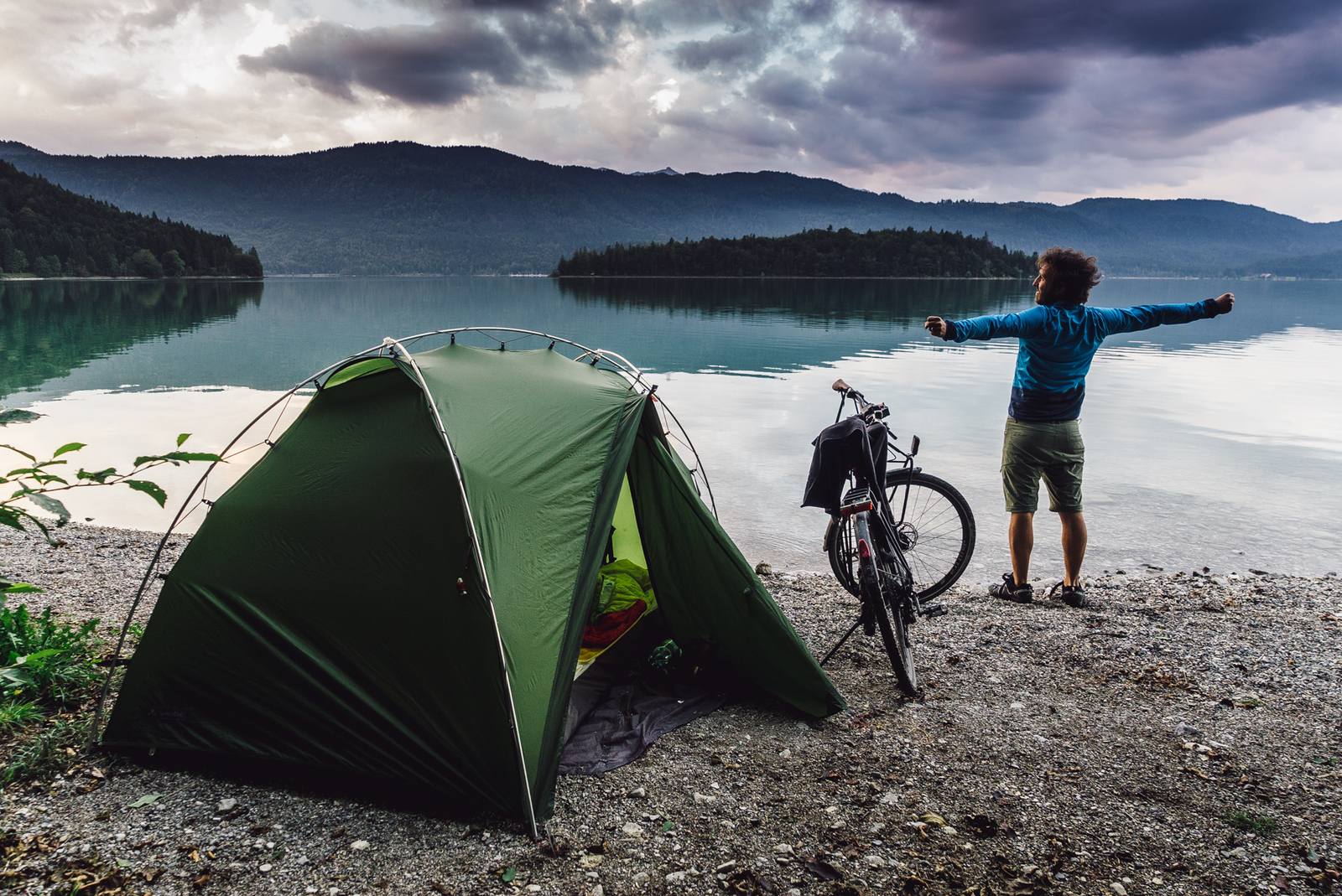 Maximlian Semsch mit Zelt und E-Bike am See