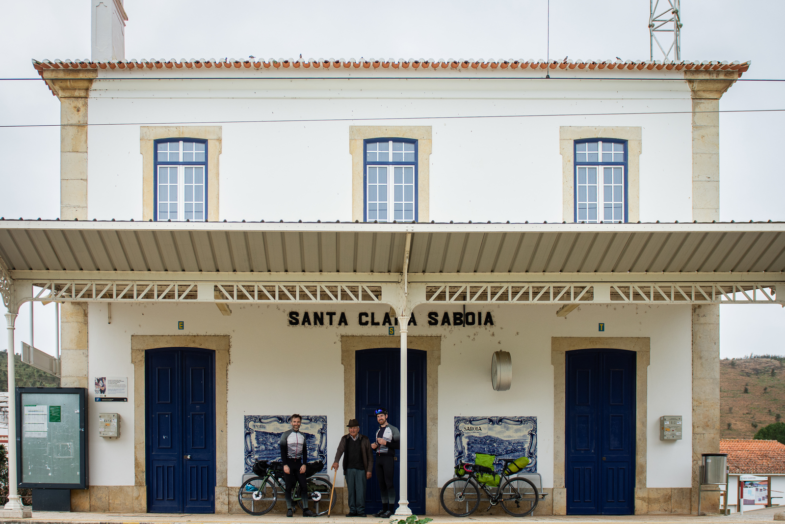 Mit Radtaschen bepackte Gravelbikes am Bahnhof in Portugal