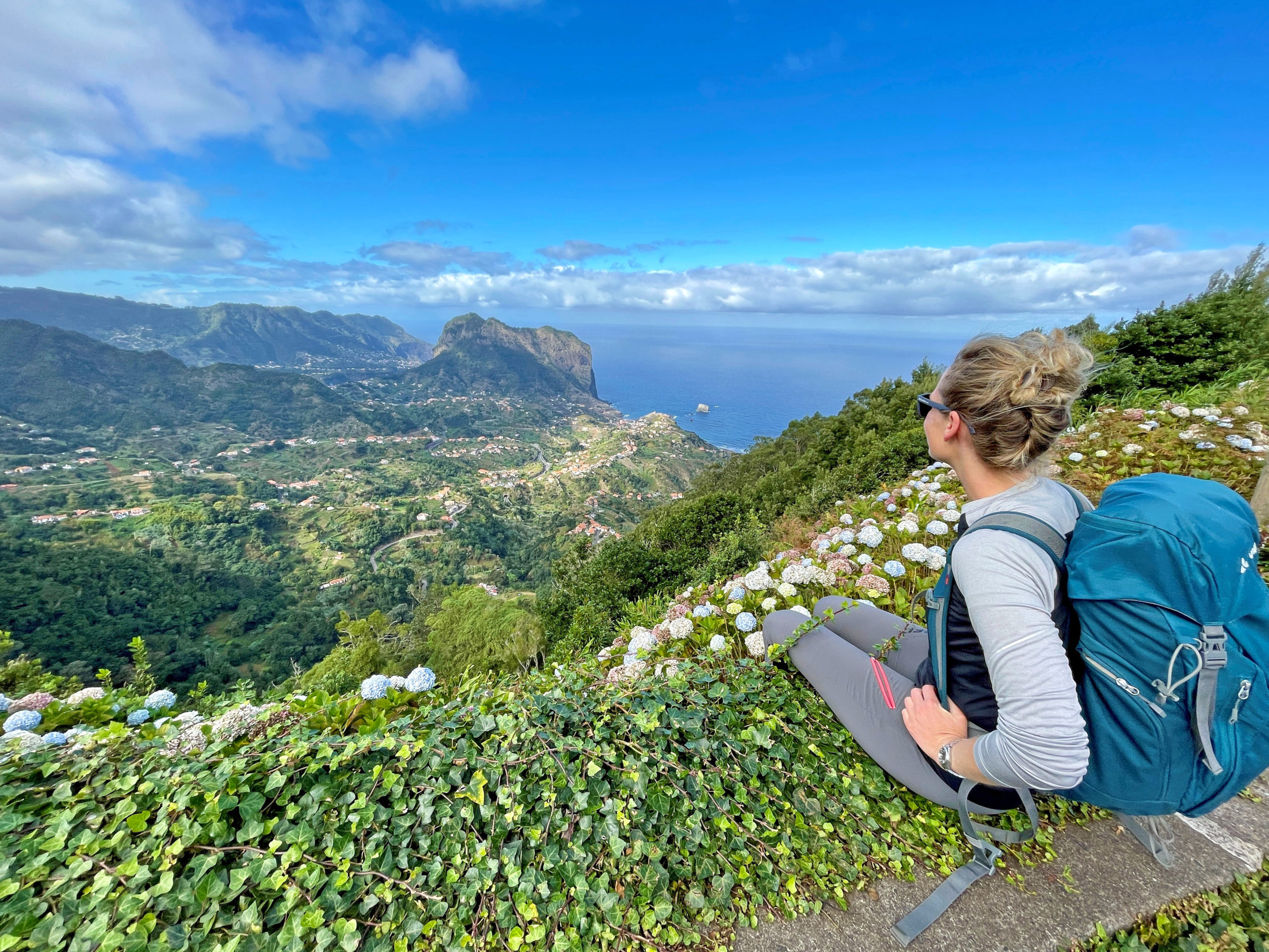 Frau beim Wandern mit Ausblick auf die Küste von Madeira 