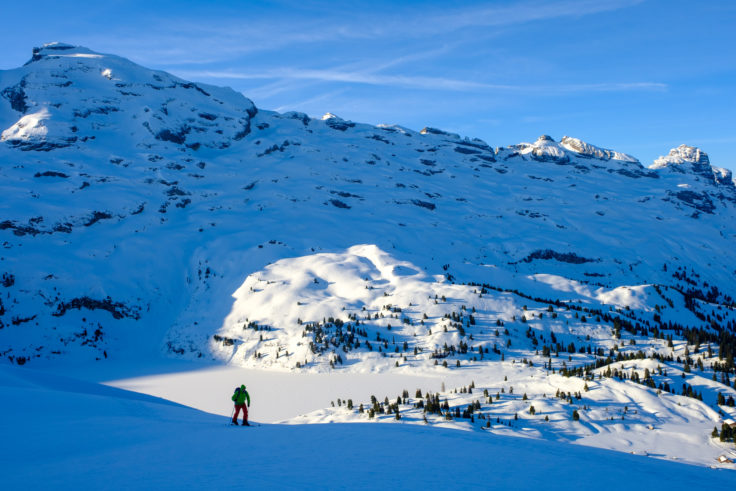 Skitourengänger vor Engstlensee, Engstelenalp, Schweizer Alpen