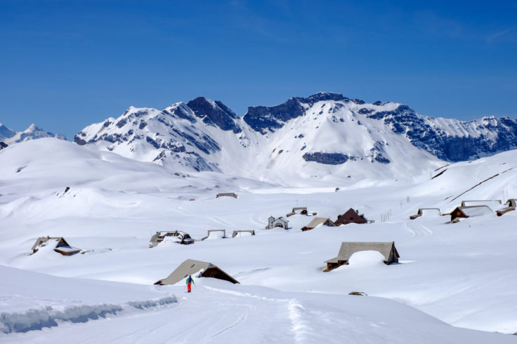 Tief verschneite Berglandschaft mit Häusern der Tannalp