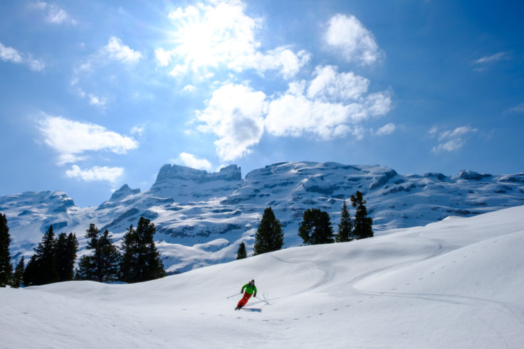 Skifahrer in Firn in den Schweizer Alpen