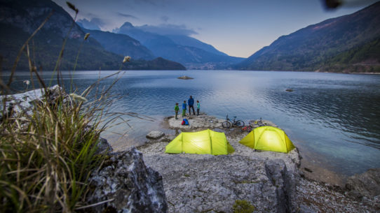 Familie mit Zelte und Räder am Gardasee